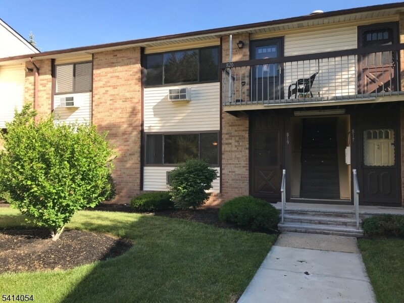 819 Cricket Ln in Woodbridge Township, NJ - Building Photo