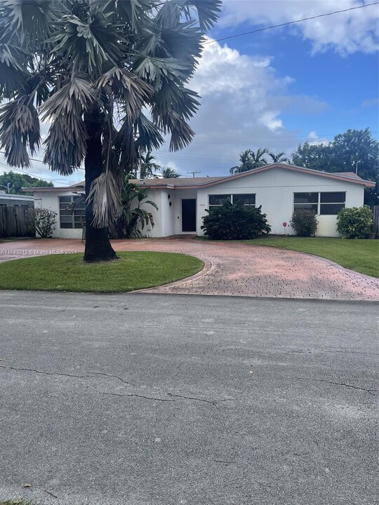 19621 NE 18th Ct in North Miami Beach, FL - Foto de edificio