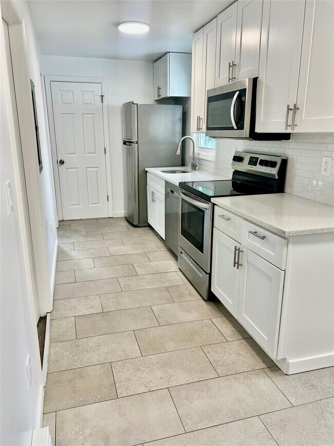 256 Hooker Ave-Unit -2 in Poughkeepsie, NY - Building Photo - Building Photo