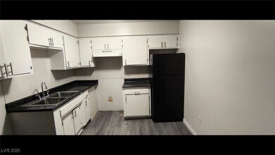 1075 E Desert Inn Rd in Las Vegas, NV - Building Photo - Building Photo