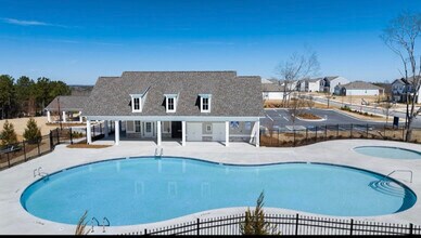 5559 Wintergreen Dr in Fairburn, GA - Foto de edificio - Building Photo