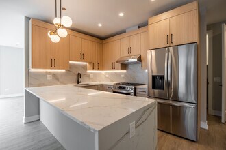 2354 W Polk St, Unit 302 in Chicago, IL - Building Photo - Building Photo