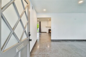 23813 Vanowen St in Los Angeles, CA - Foto de edificio - Building Photo