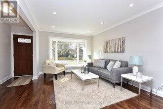 25 Twin Pauls Crescent in Toronto, ON - Building Photo - Building Photo