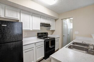 Towne at Lakewood Heights in Atlanta, GA - Building Photo