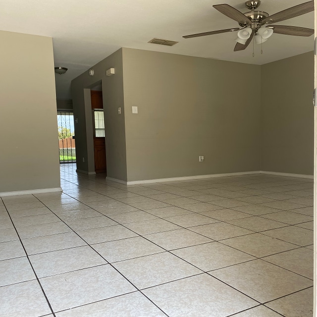 8911 McPherson Rd in Laredo, TX - Foto de edificio - Building Photo