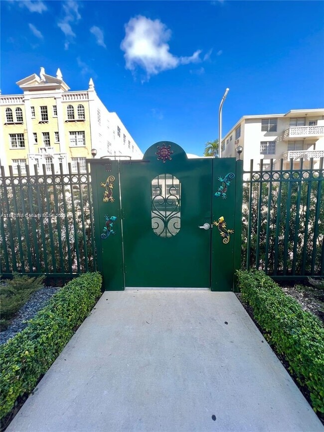 720 Collins Ave in Miami Beach, FL - Building Photo - Building Photo