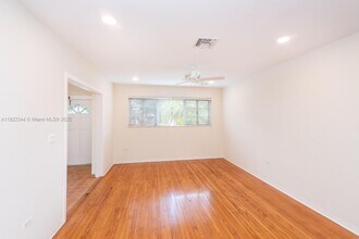 5726 SW 42nd St in Miami, FL - Building Photo - Building Photo