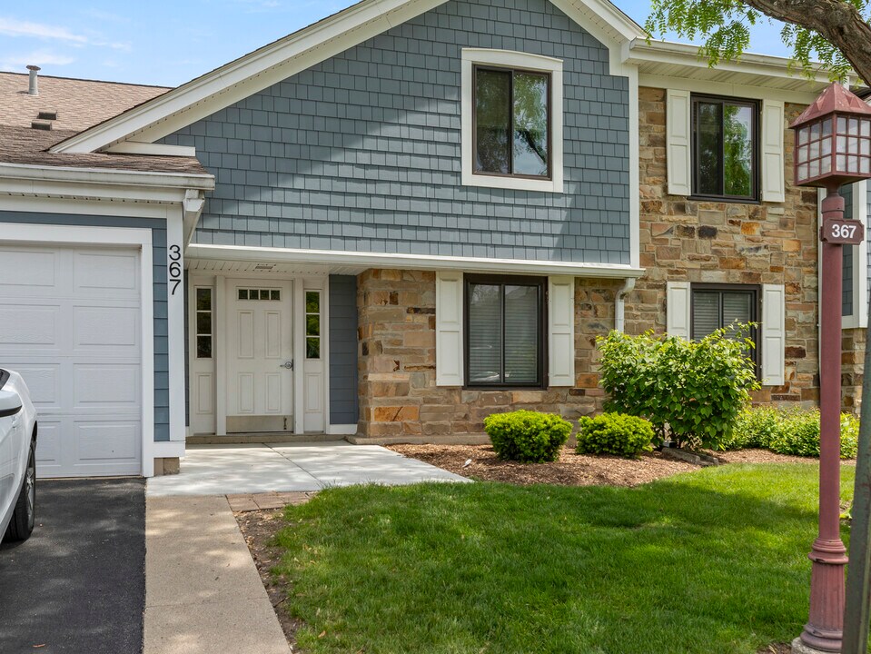 367 Thornhill Ct in Schaumburg, IL - Building Photo