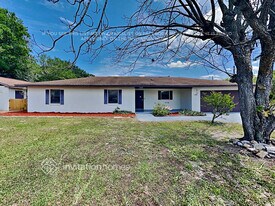 1881 N Lake Eloise Dr in Winter Haven, FL - Building Photo