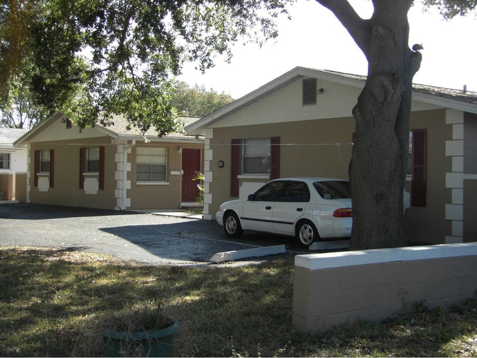 618 93rd Ave N in St. Petersburg, FL - Building Photo