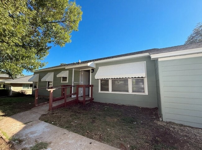 property at 1512 W Day St