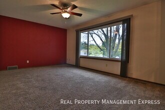 3 Bedroom 2 Bathroom Home with a Fireplace in Sioux Falls, SD - Building Photo - Building Photo