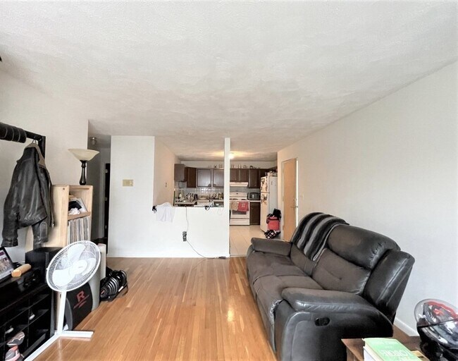 6 McLean Pl in Cambridge, MA - Foto de edificio - Building Photo