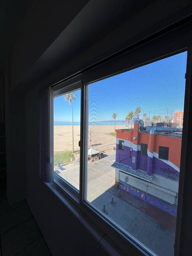 1101 Ocean Front Walk in Venice, CA - Building Photo - Building Photo