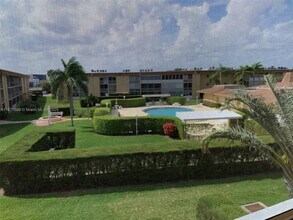 600 Village Green Ct in Palm Springs, FL - Building Photo - Building Photo