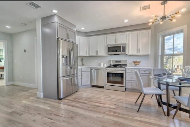 21 Cawfield St, Unit 2 in Boston, MA - Building Photo - Building Photo