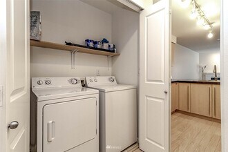 11211 NE 128th St, Unit K-202 in Kirkland, WA - Foto de edificio - Building Photo