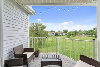 16 Bethany Ct in Franklin Township, NJ - Foto de edificio - Building Photo