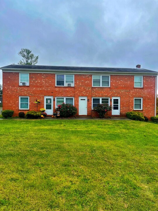 123 Holly Hill St in Broadway, VA - Foto de edificio
