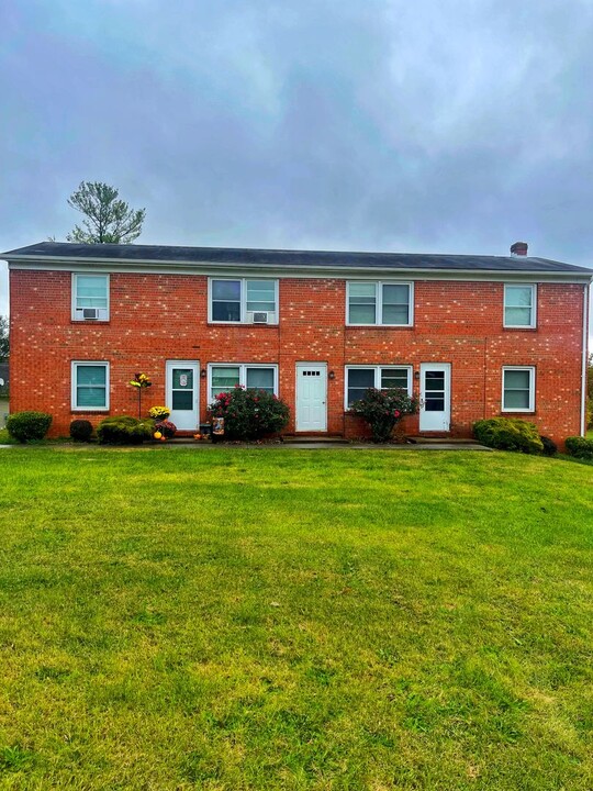 109 Holly Hill St in Broadway, VA - Building Photo