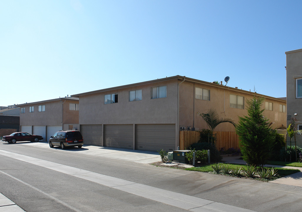 5450-5500 Driftwood St in Oxnard, CA - Building Photo