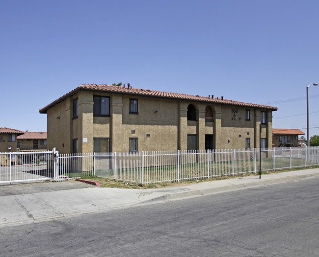 Pine Meadows in Palmdale, CA - Foto de edificio - Building Photo