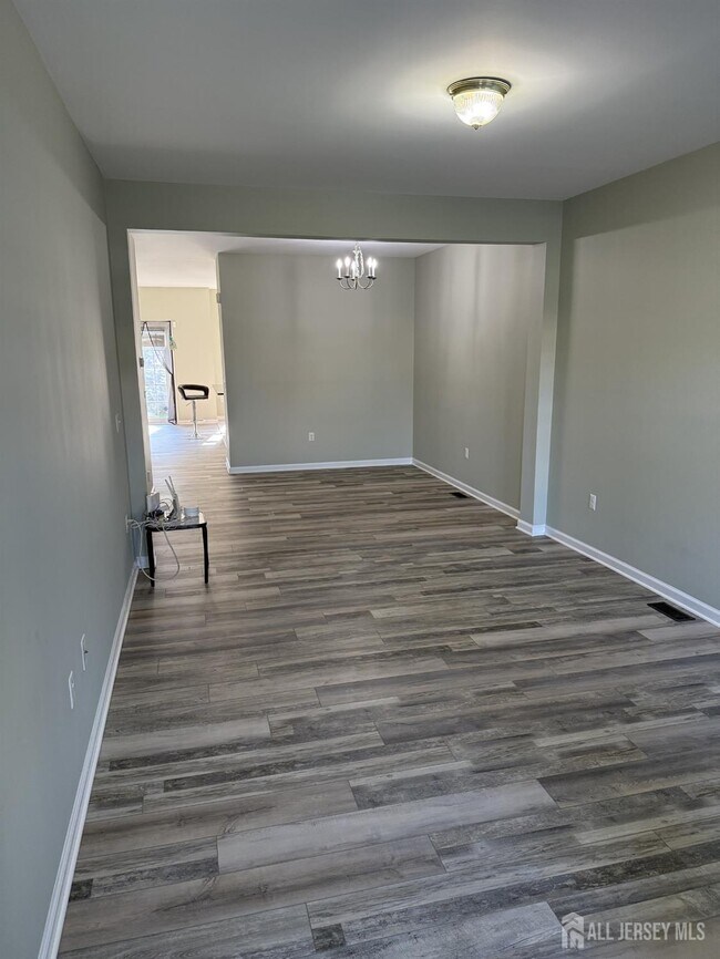 8 Andrews Way in Piscataway, NJ - Building Photo - Building Photo