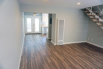 732 9th St in Hermosa Beach, CA - Building Photo - Interior Photo