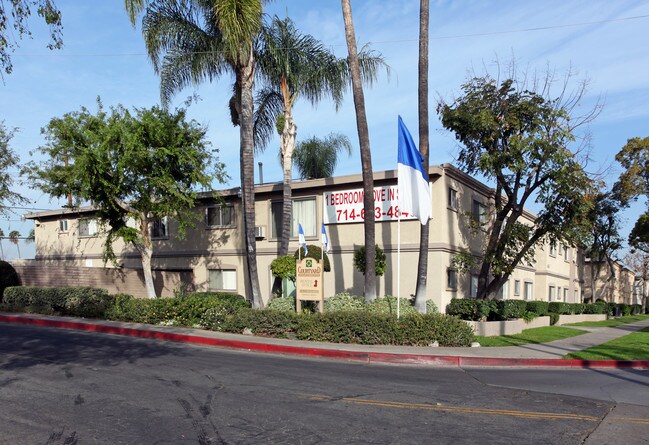 Courtyard Apartments in Orange, CA - Foto de edificio - Building Photo