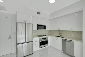 90 SW 3rd St, Unit 1602 in Miami, FL - Building Photo - Building Photo