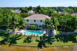 926 Marina Dr in Weston, FL - Building Photo