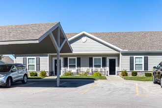 Traditions Villas (55+) in Belton, MO - Foto de edificio - Building Photo
