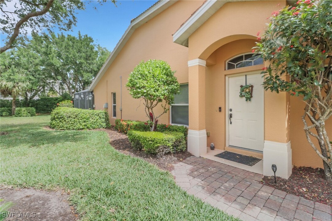 15501 Cortona Way in Naples, FL - Building Photo