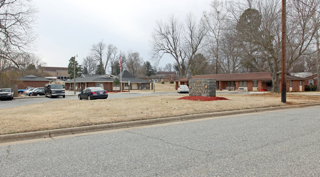 405-411 N Main St in Graham, NC - Building Photo - Building Photo