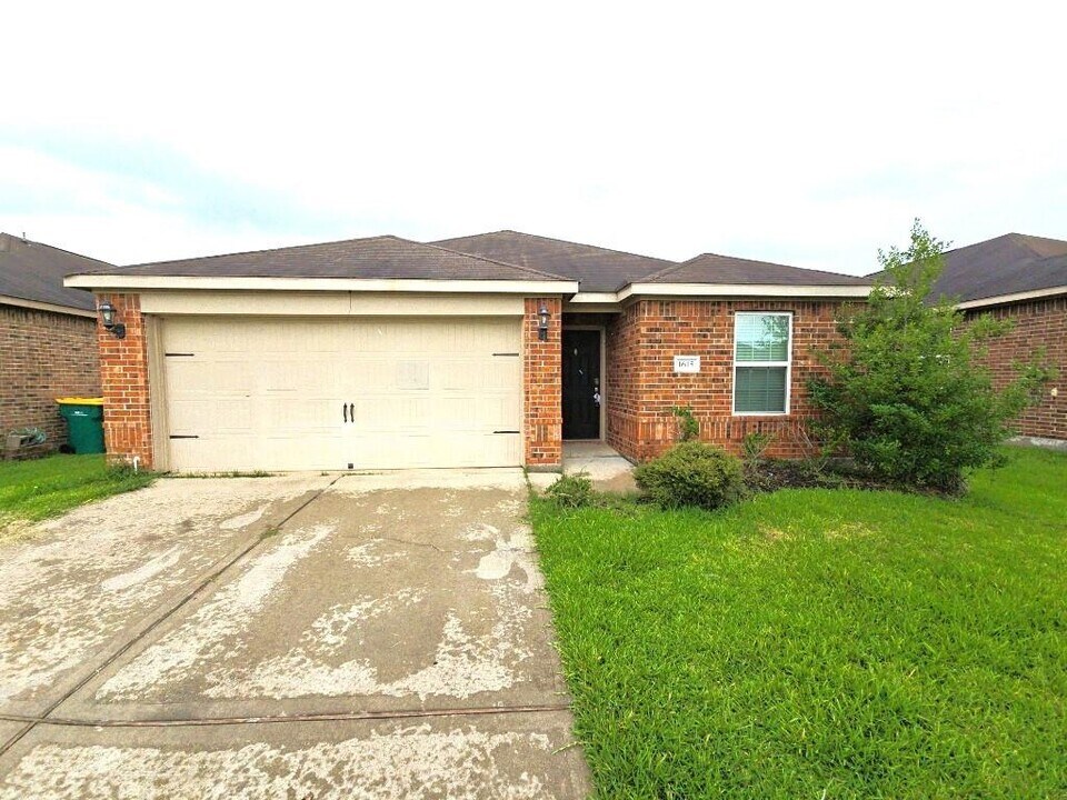1615 Pink Stone Dr in Rosharon, TX - Building Photo
