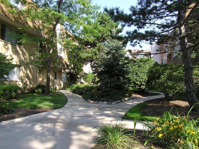 27 S Roselle Rd, Unit 2D in Roselle, IL - Building Photo - Building Photo