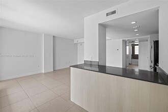 910 West Ave, Unit 1516 in Miami Beach, FL - Building Photo - Building Photo