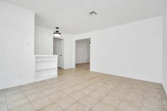 10951 Shadow Wood Dr in Houston, TX - Building Photo - Building Photo