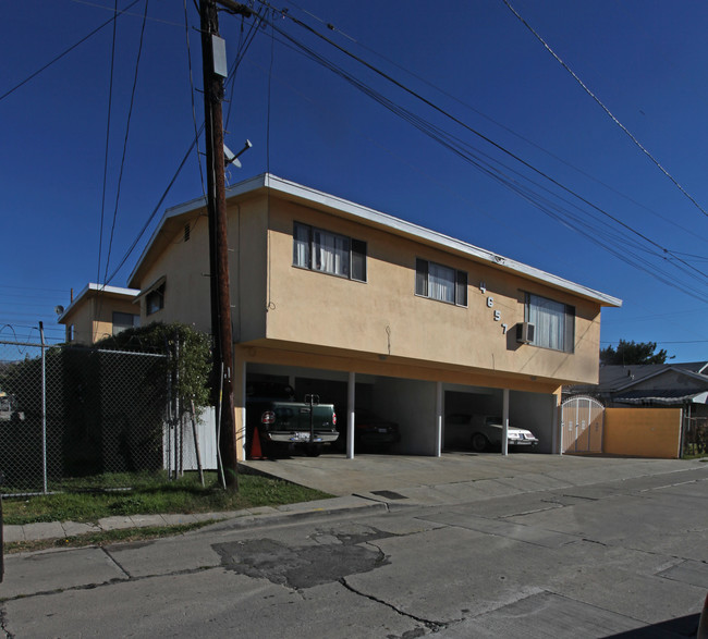 4657 Lincoln Ave in Los Angeles, CA - Foto de edificio - Building Photo