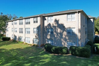 Century Oaks on College in Greensboro, NC - Foto de edificio - Building Photo