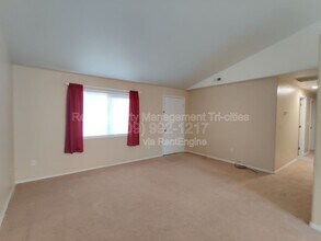 4776 Mt Adams View Dr in West Richland, WA - Building Photo - Building Photo