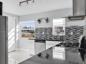 525 Meridian Ave in Miami Beach, FL - Building Photo - Building Photo