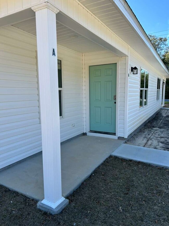 32 Constitution Ave, Unit A in Defuniak Springs, FL - Building Photo - Building Photo