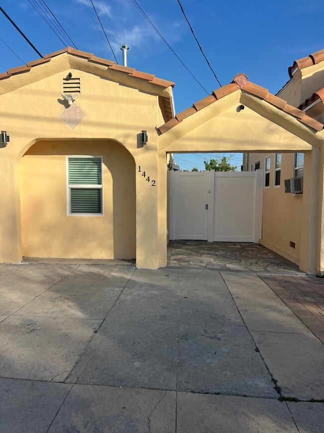 1444 Alvira St in Los Angeles, CA - Foto de edificio - Building Photo