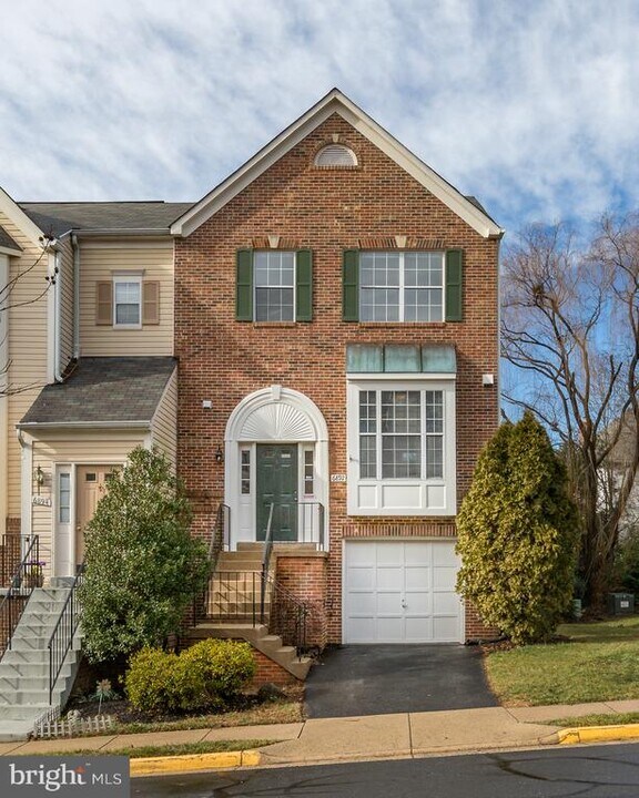 6892 Kerrywood Cir in Centreville, VA - Building Photo