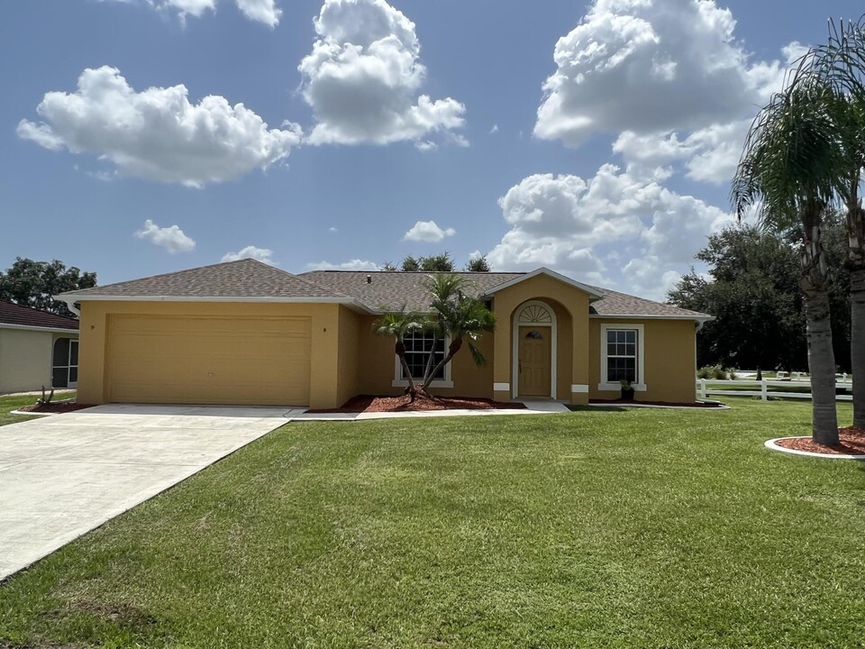 295 Pessoa St in Punta Gorda, FL - Building Photo