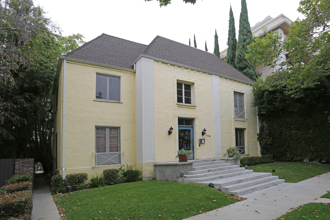 129 S Oakhurst Dr in Beverly Hills, CA - Building Photo