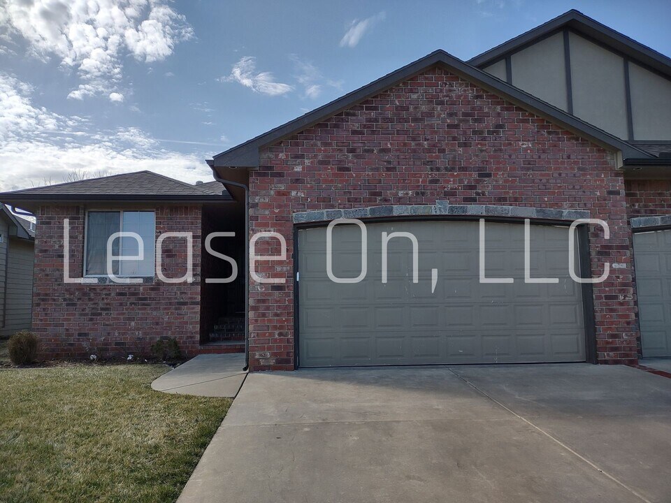 7453-7457 E Summerside Pl in Bel Aire, KS - Building Photo