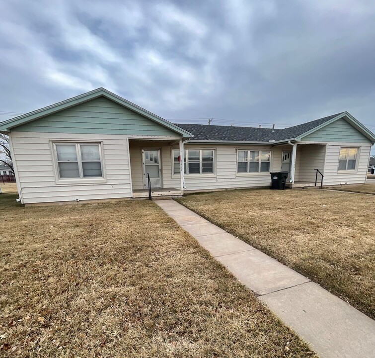 1206 Eisenhower Ave-Unit -1208 Eisenhower Ave. in Great Bend, KS - Building Photo